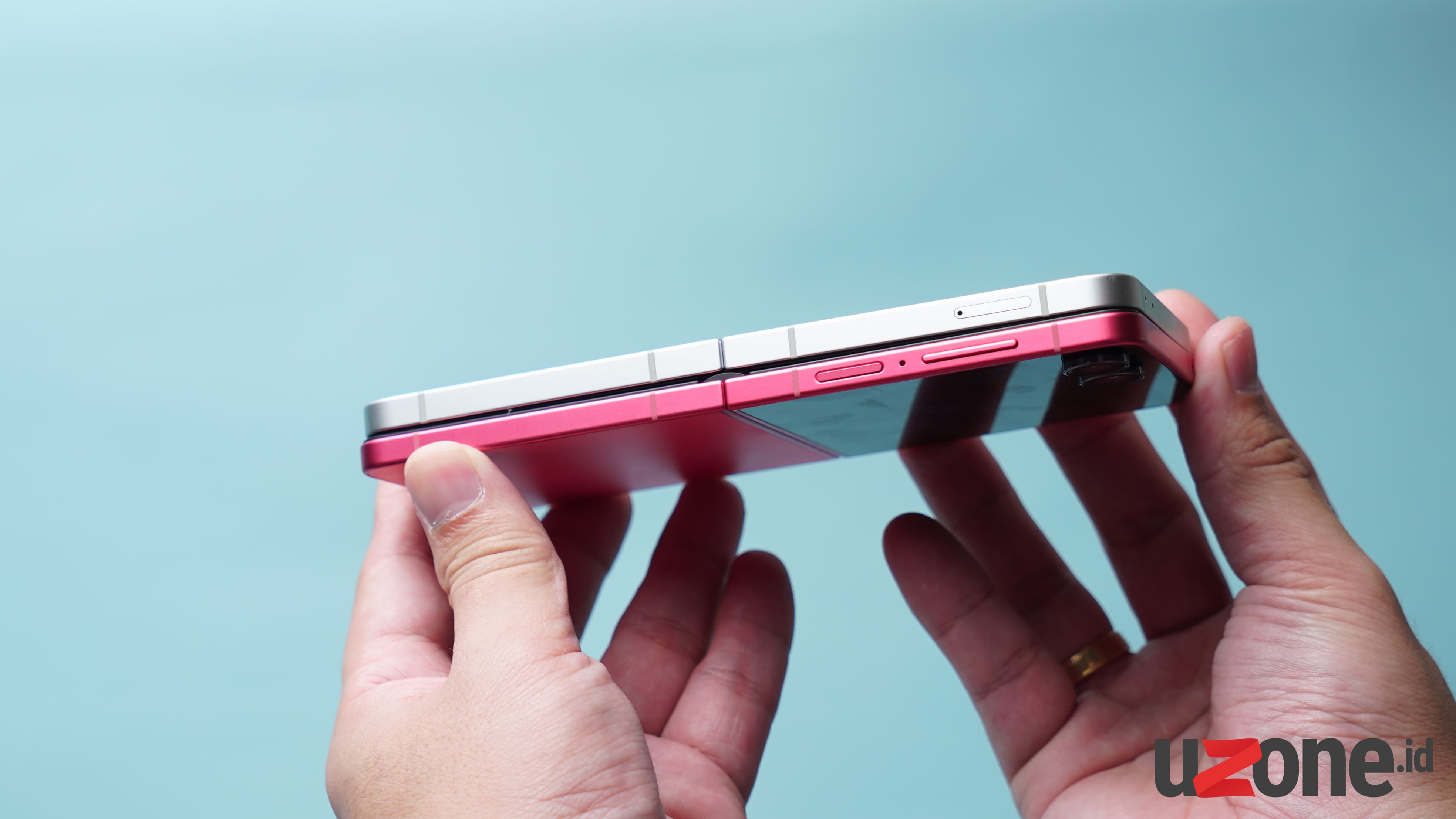 Perbandingan Samsung Galaxy Z Flip6 (atas) dan Galaxy Z Flip7 (bawah) Perbandingan Samsung Galaxy Z Flip6 (atas) dan Galaxy Z Flip7 (bawah)